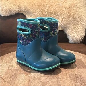 Little kids unicorn Bogg winter boots! Size 8